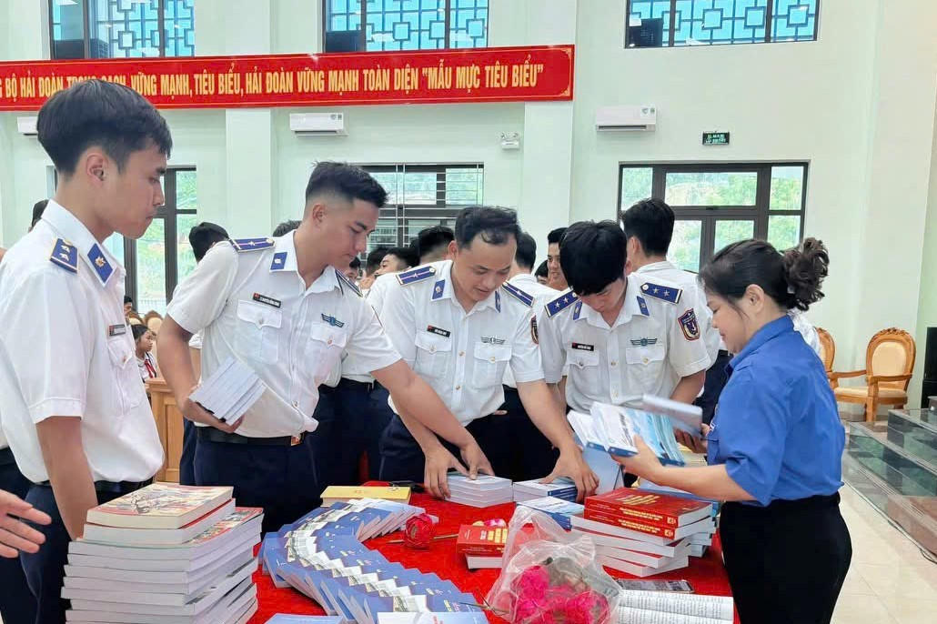 Hôi thi xếp sách.