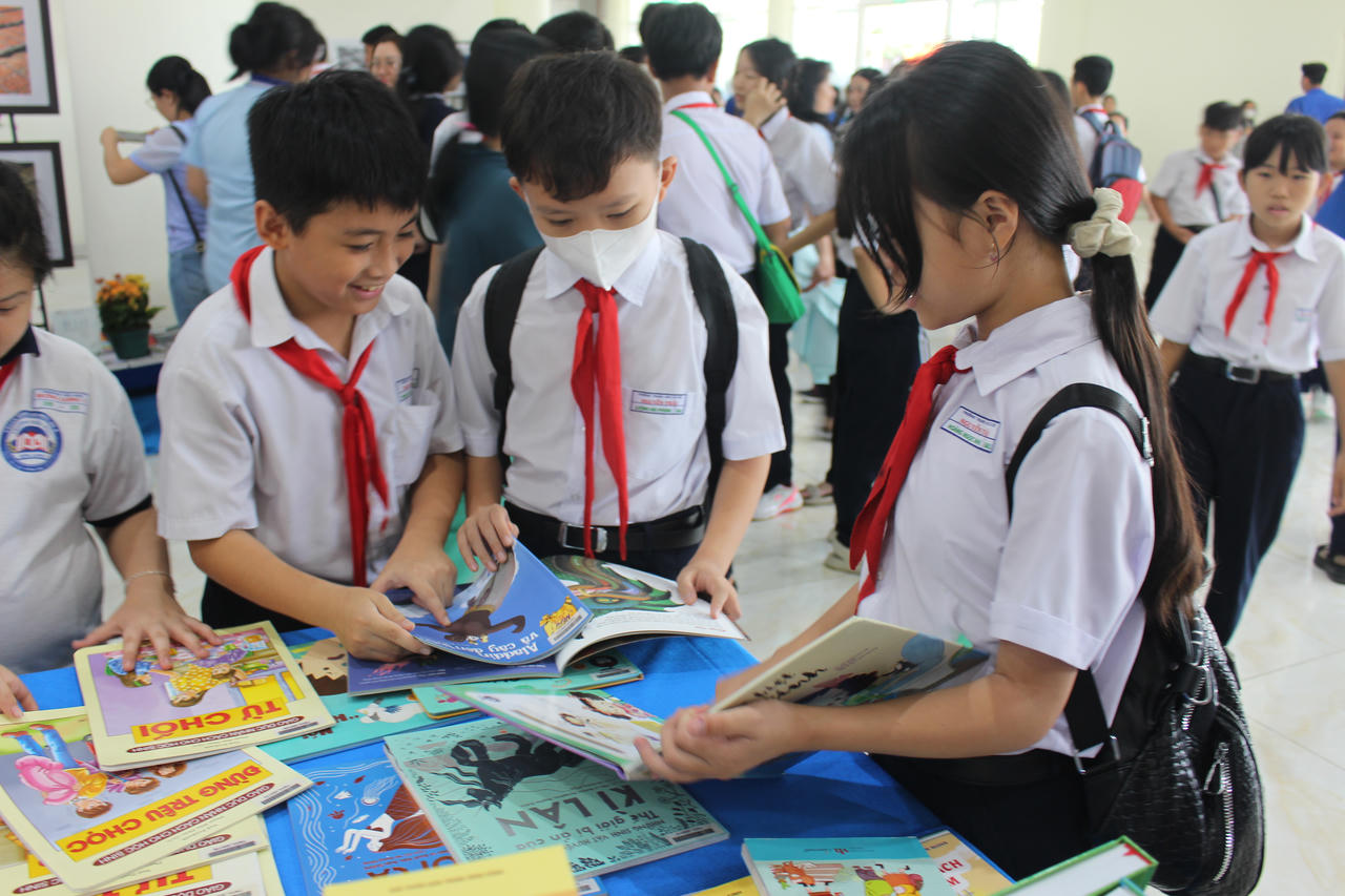 Các em học sinh đọc sách.