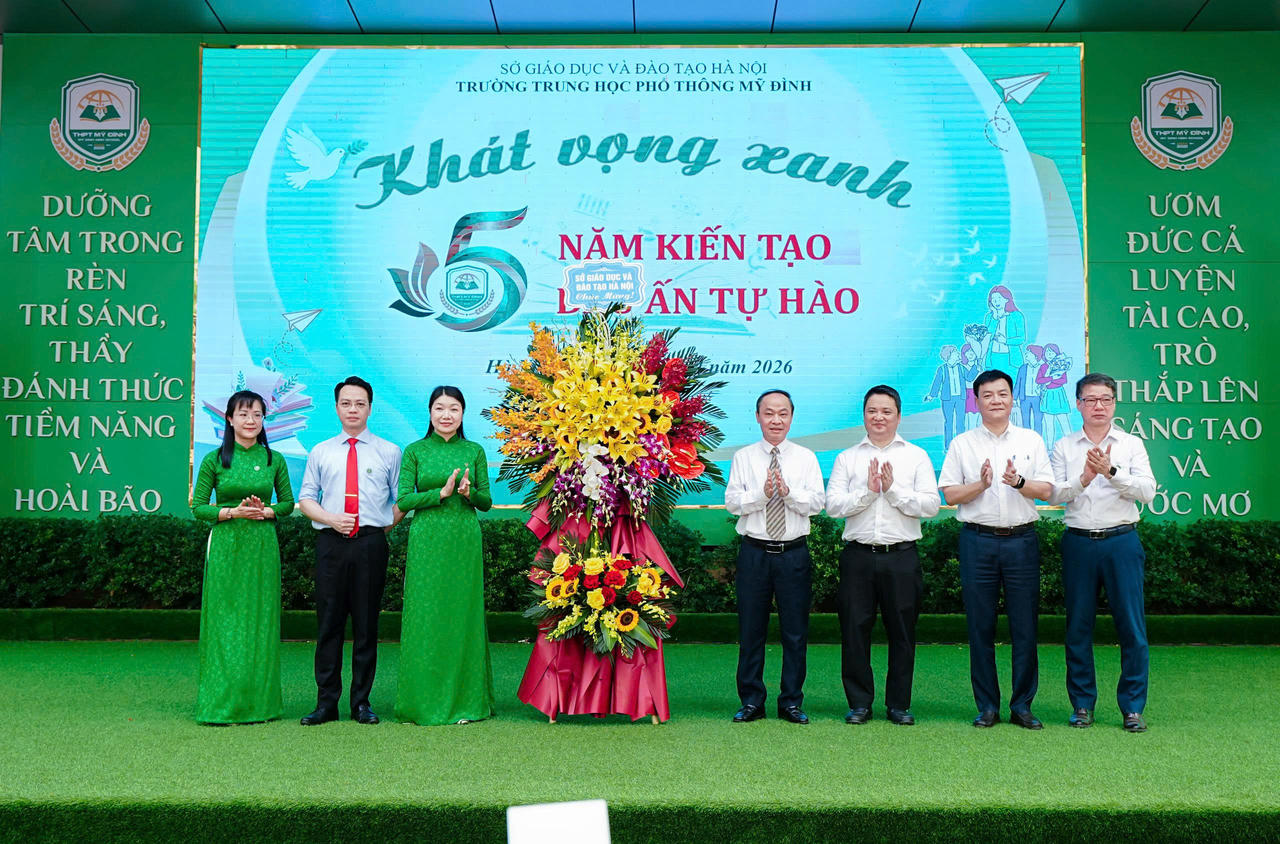 Phó Giám đốc Sở Giao dục đào tạo Nguyễn Quang Tuấn tặng hoa chúc mừng nhà trường nhân dịp 5 năm thành lập