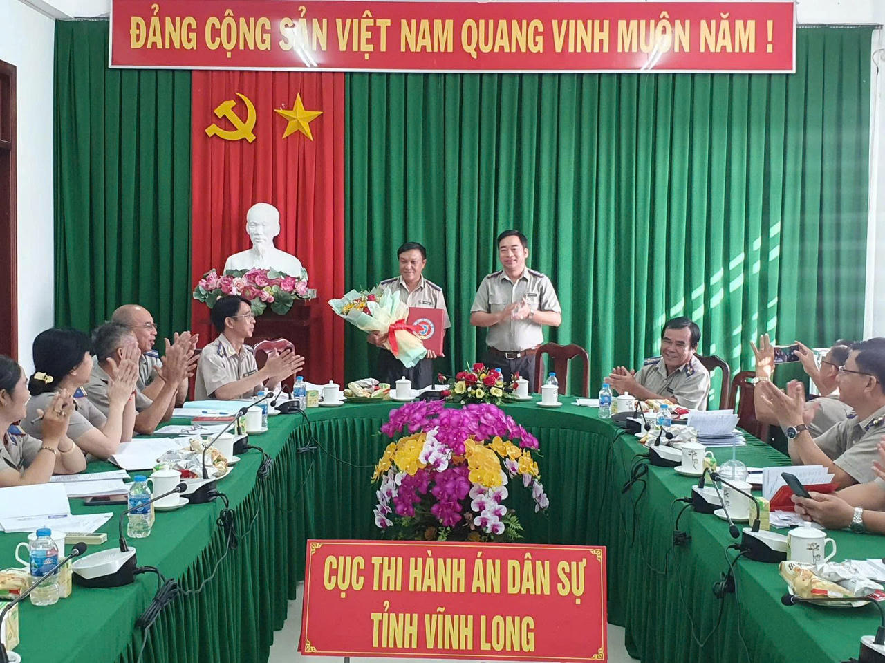 Nguyên Quyền Cục trưởng Cục Thi hành án dân sự tỉnh Vĩnh Long Nguyễn Hoàng Danh chủ trì hội nghị công tác cán bộ và gửi gắm những tâm tư, nguyện vọng đối với nhân sự được bổ nhiệm 