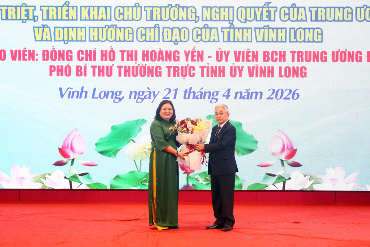 NGƯT. PGS.TS Lương Minh Cừ - Hiệu trưởng Trường Đại học Cửu Long tặng hoa cảm ơn báo cáo viên bàHồ Thị Hoàng Yến.