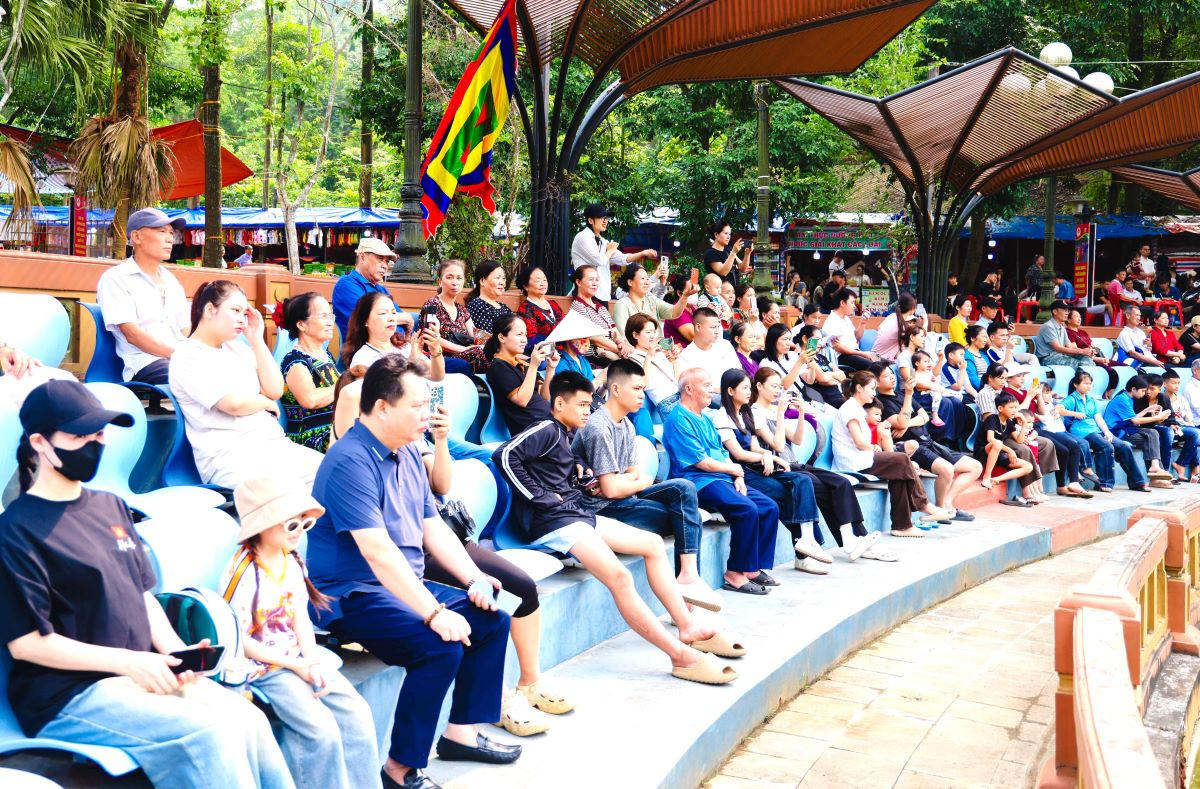 Ngày đầu khai diễn, chương trình đã nhận được sự quan tâm của đông đảo người dân và du khách. (Ảnh: phutho.gov.vn)