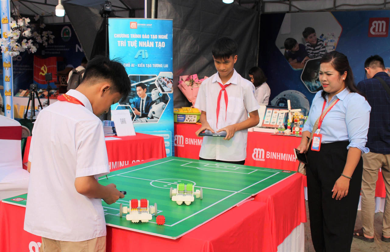 Bên cạnh đó, người tham gia còn được trải nghiệm các gian hàng công nghệ với nội dung lập trình, robotics/robocon, đổi mới sáng tạo. Hoạt động diễu hành xe đạp cổ động và lễ khai trương Trung tâm dữ liệu tỉnh cũng tạo điểm nhấn cho ngày hội.