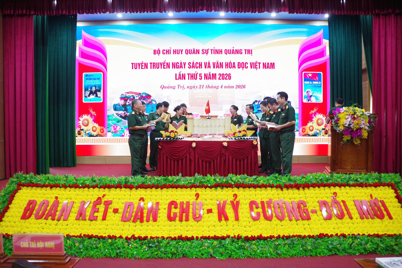 Cán bộ Bộ Chỉ huy Quân sự tỉnh Quảng Trị tham gia đọc, tìm hiểu các ấn phẩm tại chương trình hưởng ứng Ngày Sách và Văn hóa đọc Việt Nam năm 2026.