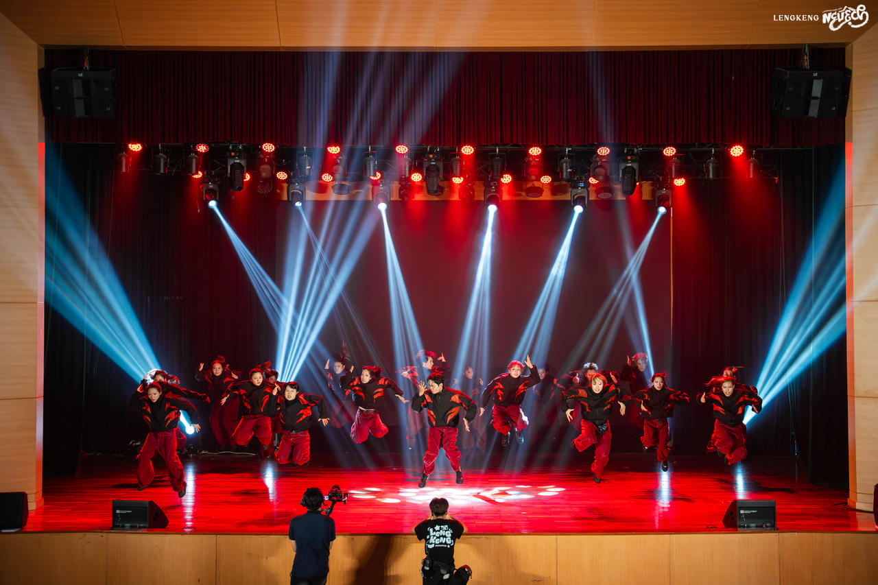 Ẩn trong những lớp ký ức là cả sự giận dữ và khát khao mãnh liệt, được thể hiện qua tiết mục hiphop bùng nổ, đầy năng lượng. (Ảnh: BTC)