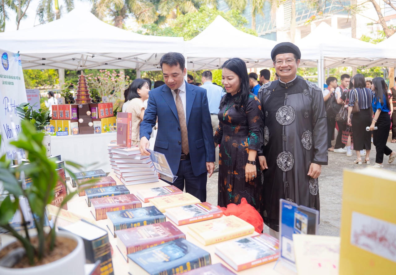Lãnh đạo TP Huế&nbsp;tham quan không gian trưng bày tại Ngày Sách và Văn hóa đọc Việt Nam.