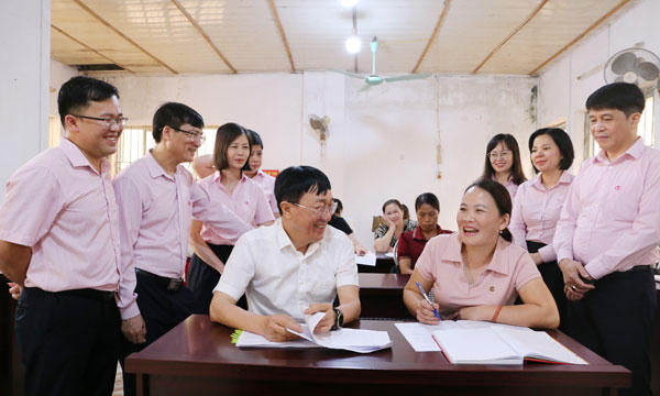 Tổng Giám đốc Dương Quyết Thắng cùng các thành viên đoàn công tác trao đổi về quản lý nguồn vốn với một số Tổ trưởng Tổ tiết kiệm và vay vốn.