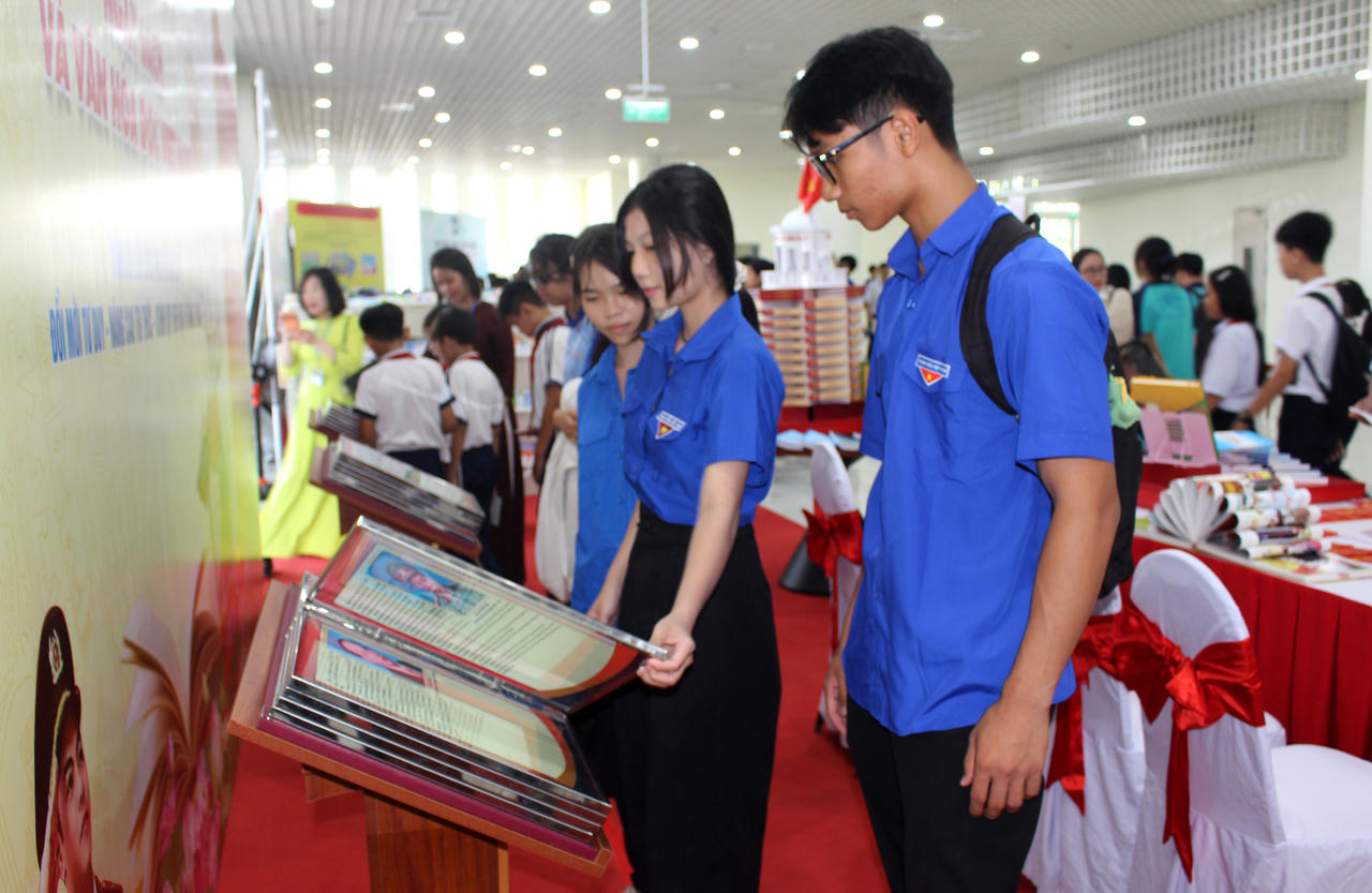 Đoàn viên thanh niên hào hứng tham gia&nbsp;Ngày Sách và Văn hóa đọc Việt Nam.