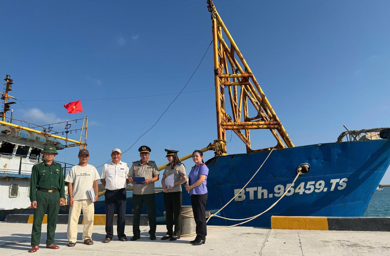 Chuyện thi hành án giữa trùng khơi