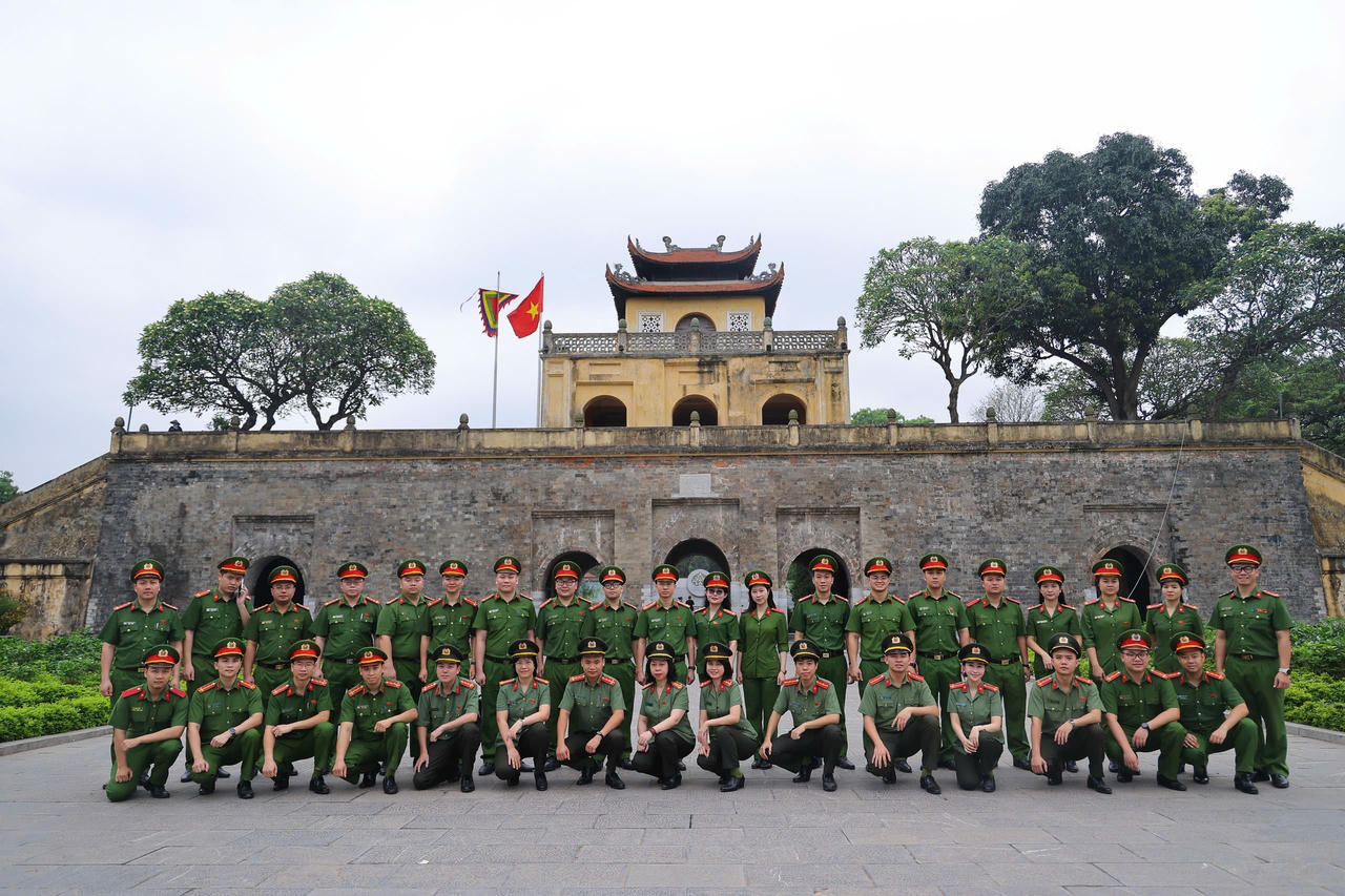 Tập thể cán bộ, chiến sĩ Cụm thi đua số 8 chụp ảnh lưu niệm tại Hoàng thành Thăng Long.