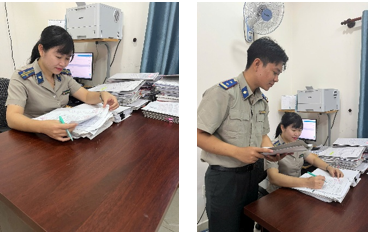 Hình ảnh Chấp hành viên hướng dẫn xử lý hồ sơ