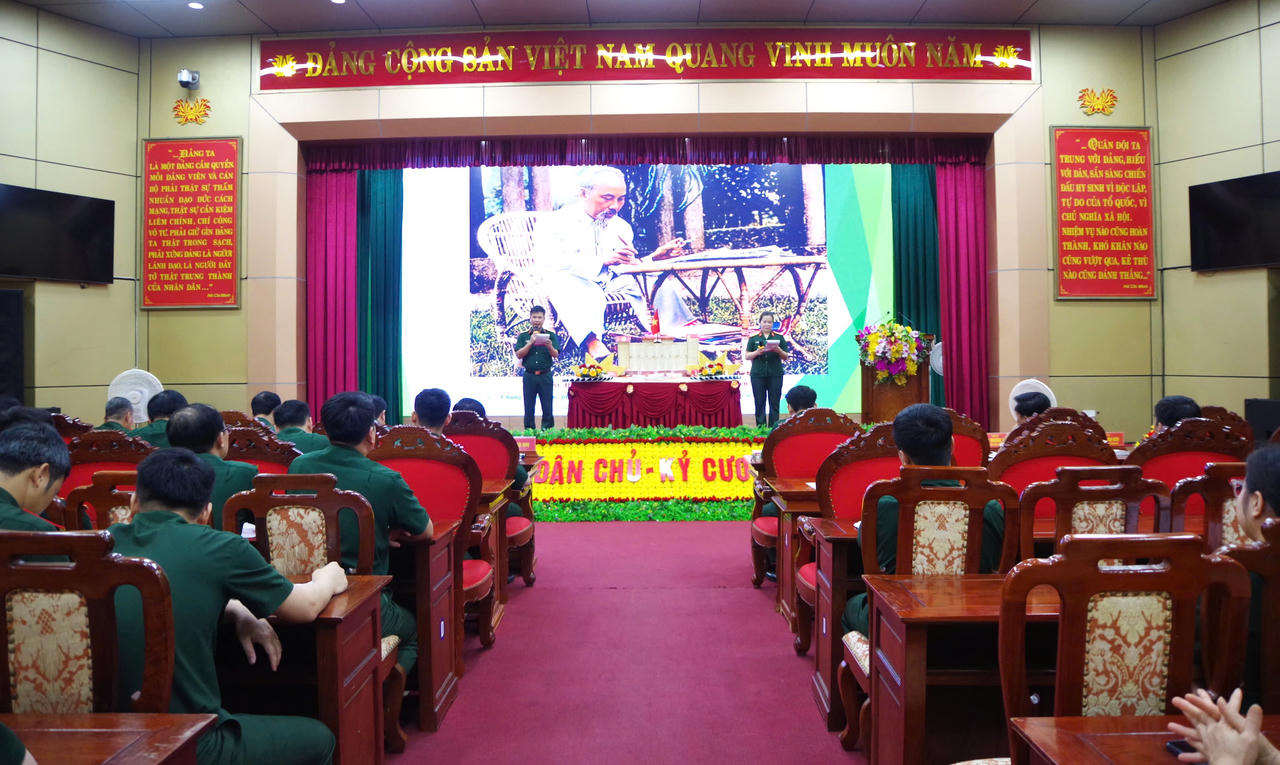 Toàn cảnh buổi tuyên truyền hưởng ứng Ngày Sách và Văn hóa đọc Việt Nam năm 2026 tại Bộ Chỉ huy Quân sự tỉnh Quảng Trị.