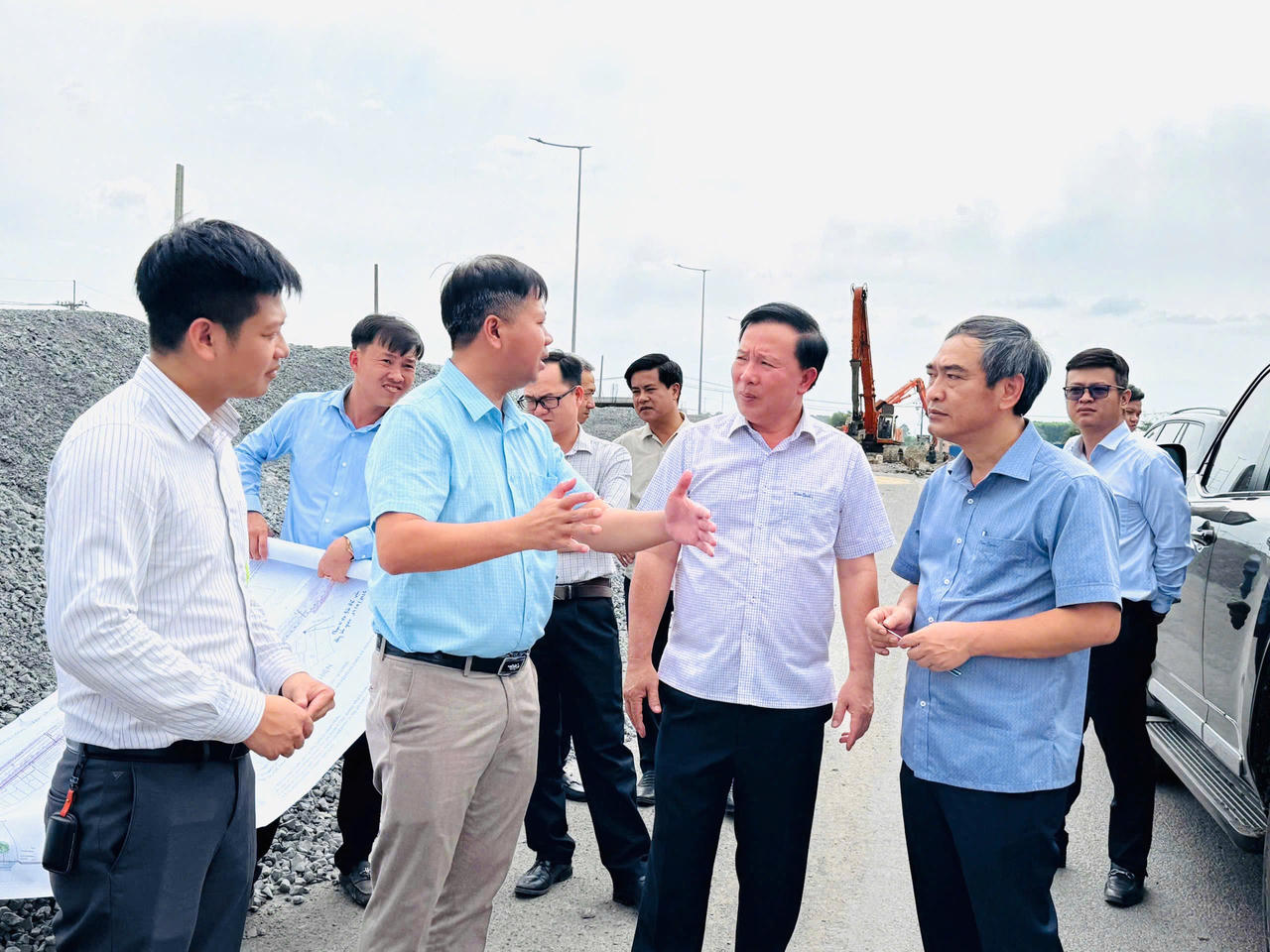 Chủ tịch UBND tỉnh Đồng Nai Nguyễn Văn Út kiểm tra hiện trường các dự án giao thông trọng điểm.