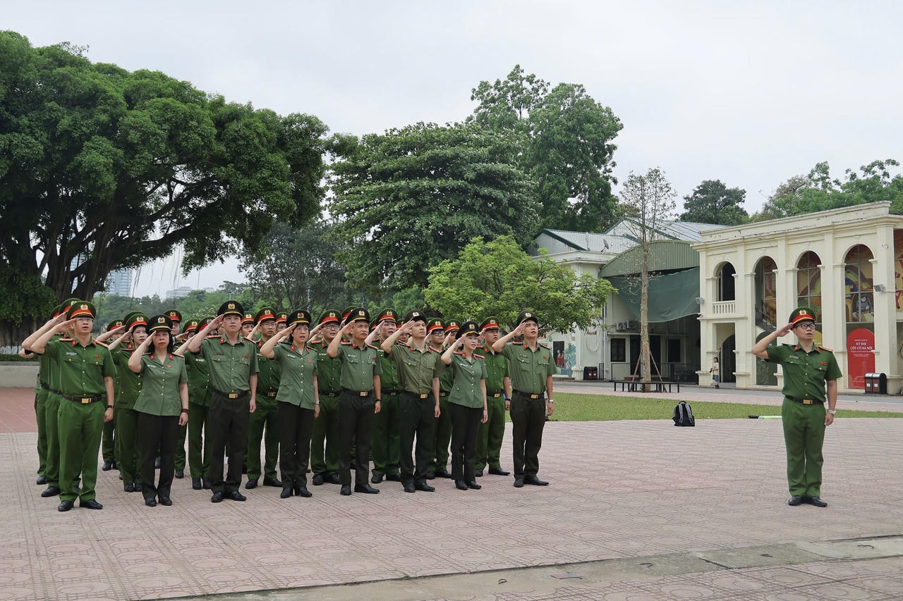 Cán bộ, chiến sĩ Cụm thi đua số 8 thực hiện nghi thức chào cờ tại Hoàng thành Thăng Long.