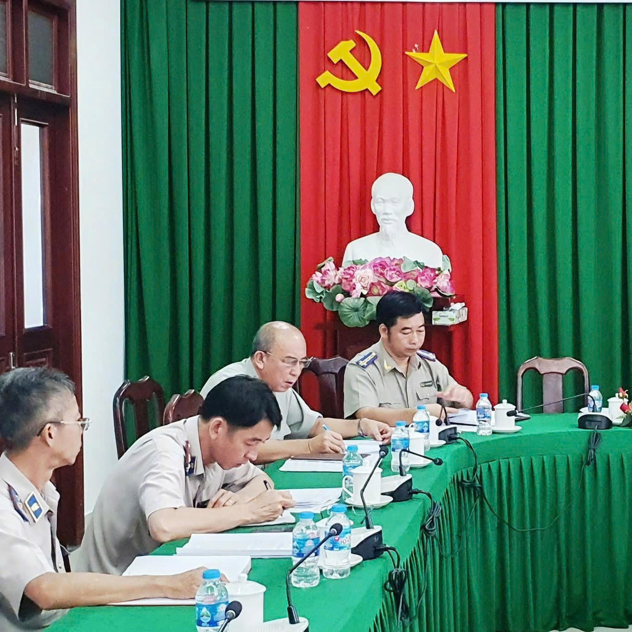 Đồng chí Nguyễn Hoàng Danh - Chủ tịch Hội đồng Chấp hành viên trong một buổi họp bàn, chỉ đạo việc giải quyết án khó khăn, phức tạp trên địa bàn tỉnh.