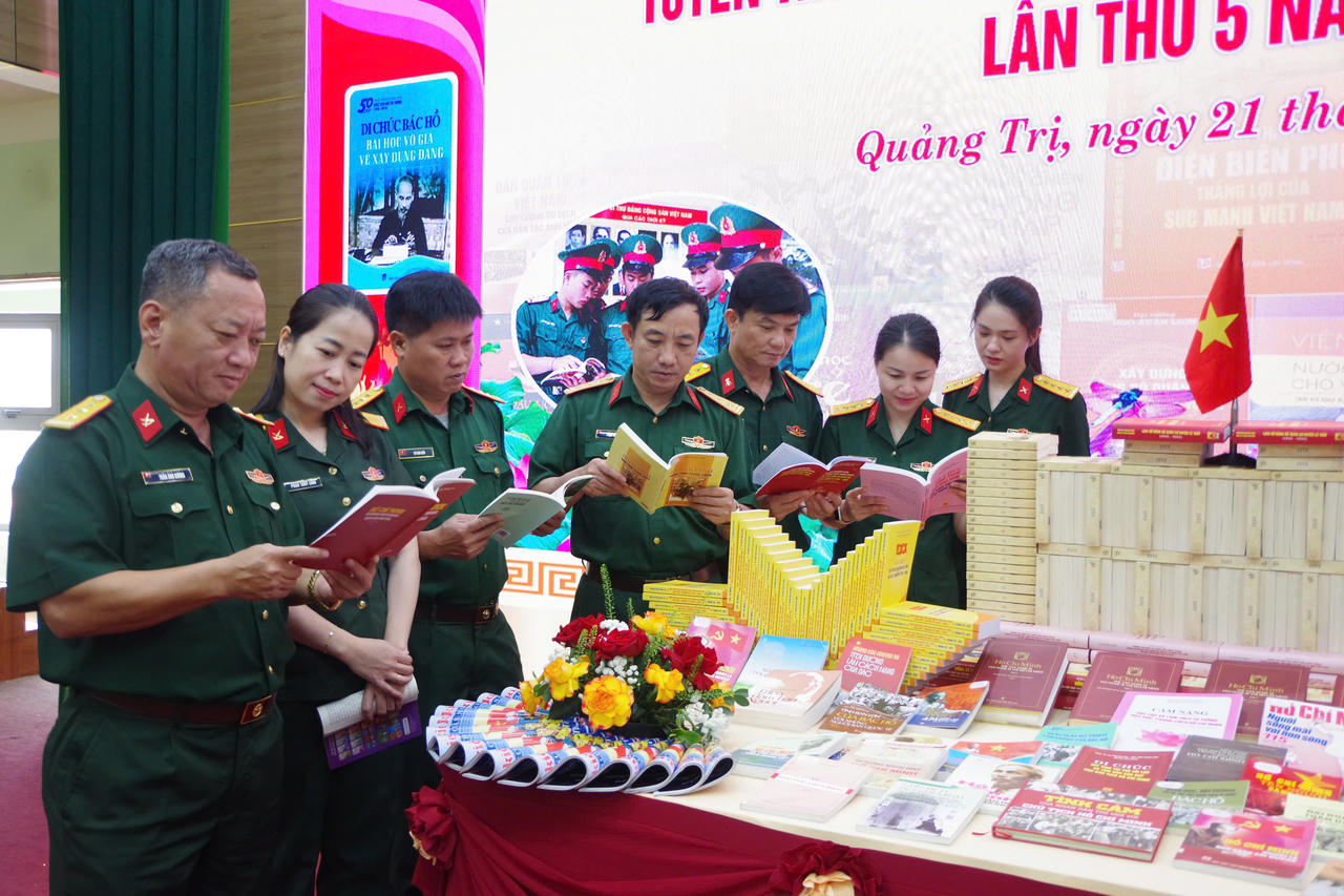 Những trang sách trở thành người bạn đồng hành, bồi đắp tri thức và bản lĩnh cho cán bộ, chiến sĩ.