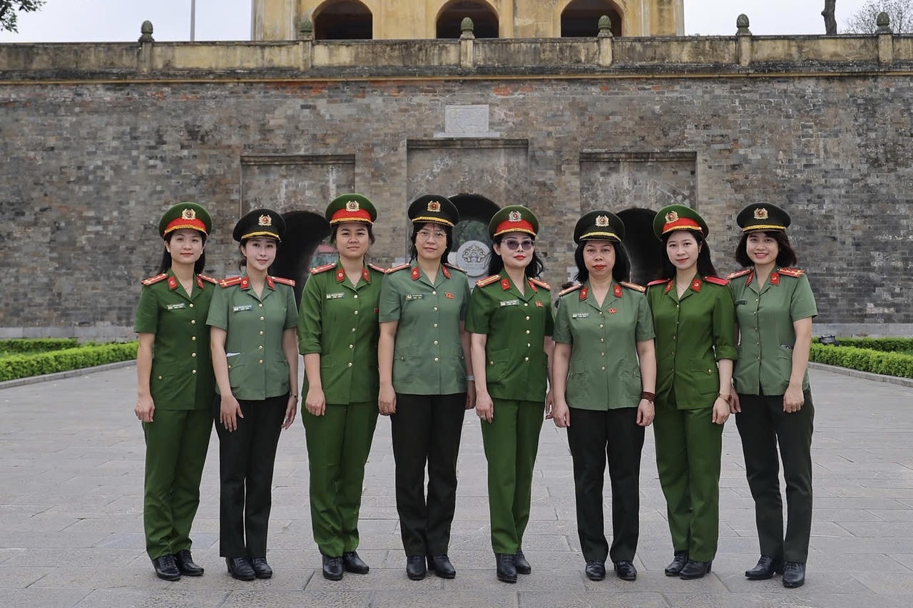 Cán bộ, chiến sĩ Cụm thi đua số 8 chụp ảnh lưu niệm tại Hoàng thành Thăng Long.