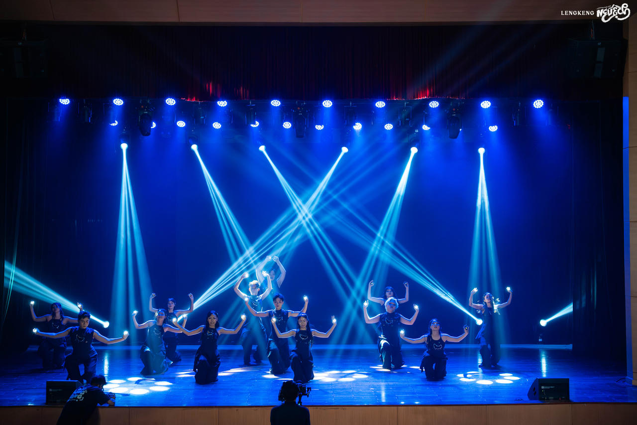 Tiết mục được dàn dựng công phu với sự kết hợp của âm nhạc, ánh sáng và đạo cụ; gợi mở nên phần ký ức mơ mộng, huyền ảo. (Ảnh: BTC)