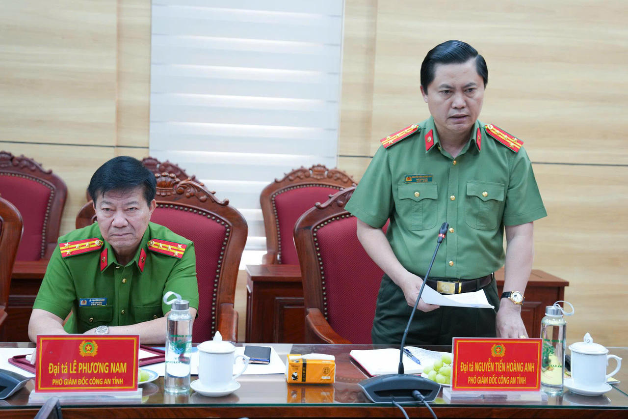 Đại tá Nguyễn Tiến Hoàng Anh, Phó Bí thư Đảng ủy, Phó Giám đốc Công an tỉnh, phát biểu tại buổi làm việc.