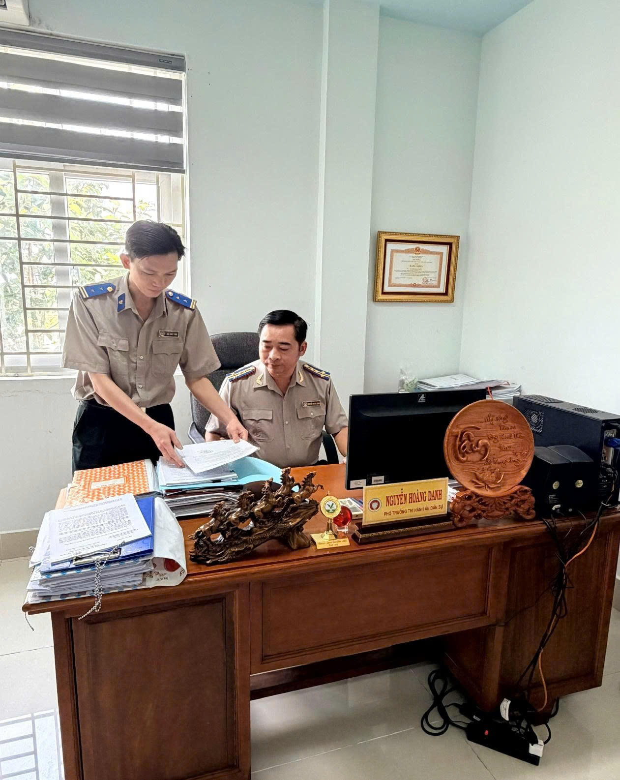 Phó Trưởng Thi hành án dân sự tỉnh Vĩnh Long - Nguyễn Hoàng Danh trao đổi, trực tiếp cho ý kiến chỉ đạo đối với công tác chuyển đổi số trong thi hành án dân sự áp dụng trên địa bàn tỉnh 