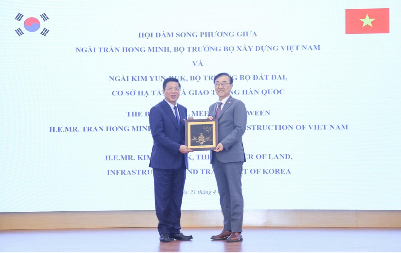 Hai Bộ trưởng trao quà lưu niệm, thể hiện mối quan hệ hợp tác tốt đẹp, ngày càng phát triển.