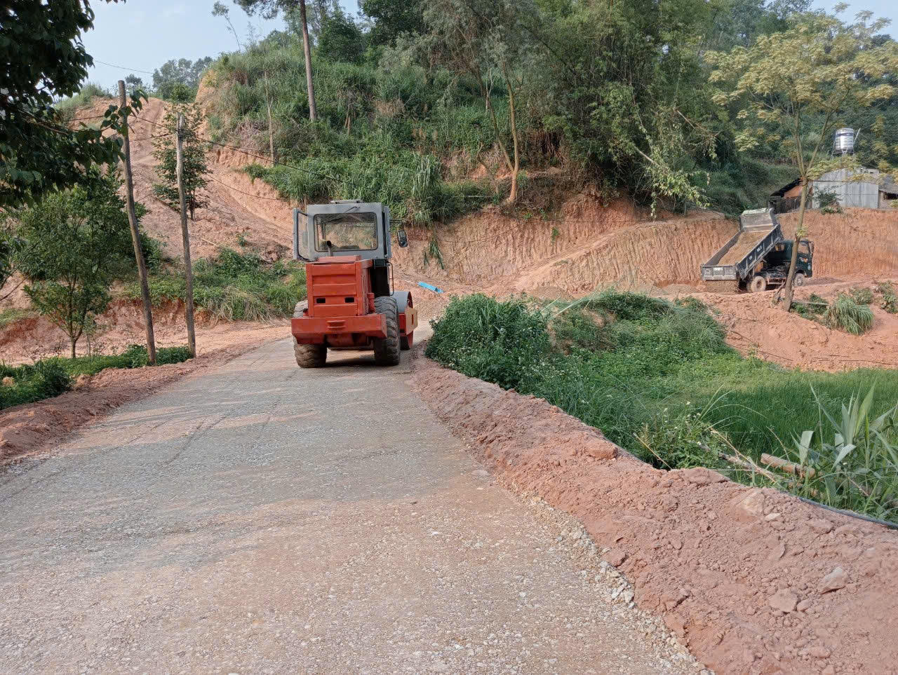 Lạng Sơn xác định tập trung nguồn lực đầu tư phát triển giao thông nông thôn đi trước một bước để tạo tiền đề, động lực phát triển kinh tế - xã hội.