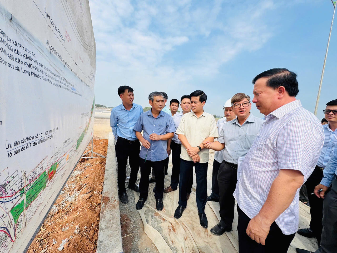 Chủ tịch UBND tỉnh Đồng Nai Nguyễn Văn Út kiểm tra hiện trường các dự án giao thông trọng điểm.