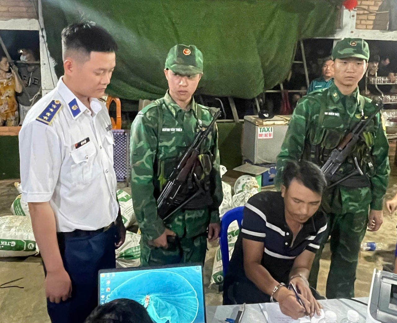 Lực lượng chức năng tỉnh Quảng Ngãi thu giữ 377 kg chất rắn, nghi là thuốc nổ