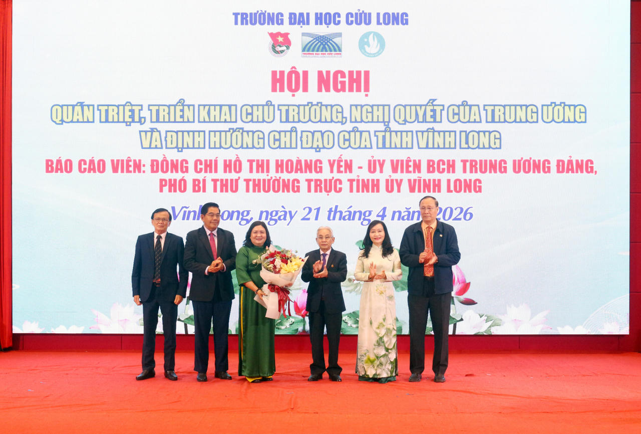 Các đại biểu chụp hình lưu niệm.