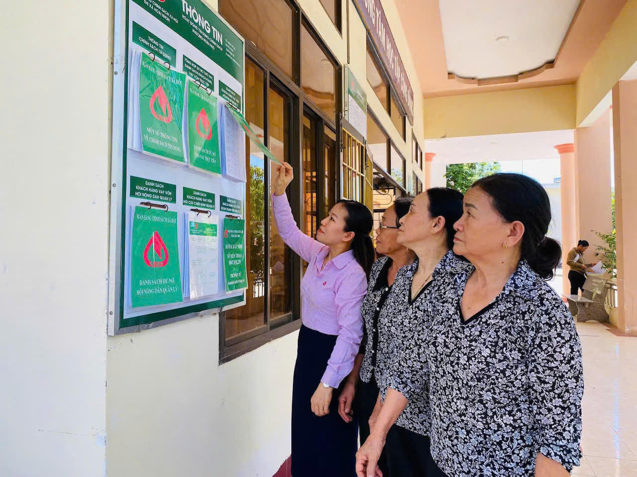 Bí thư chi bộ, Giám đốc NHCSXH Hoài Nhơn Đặng Thị Hương thường xuyên trực tiếp kiểm tra hoạt động các điểm giao dịch tại địa bàn.