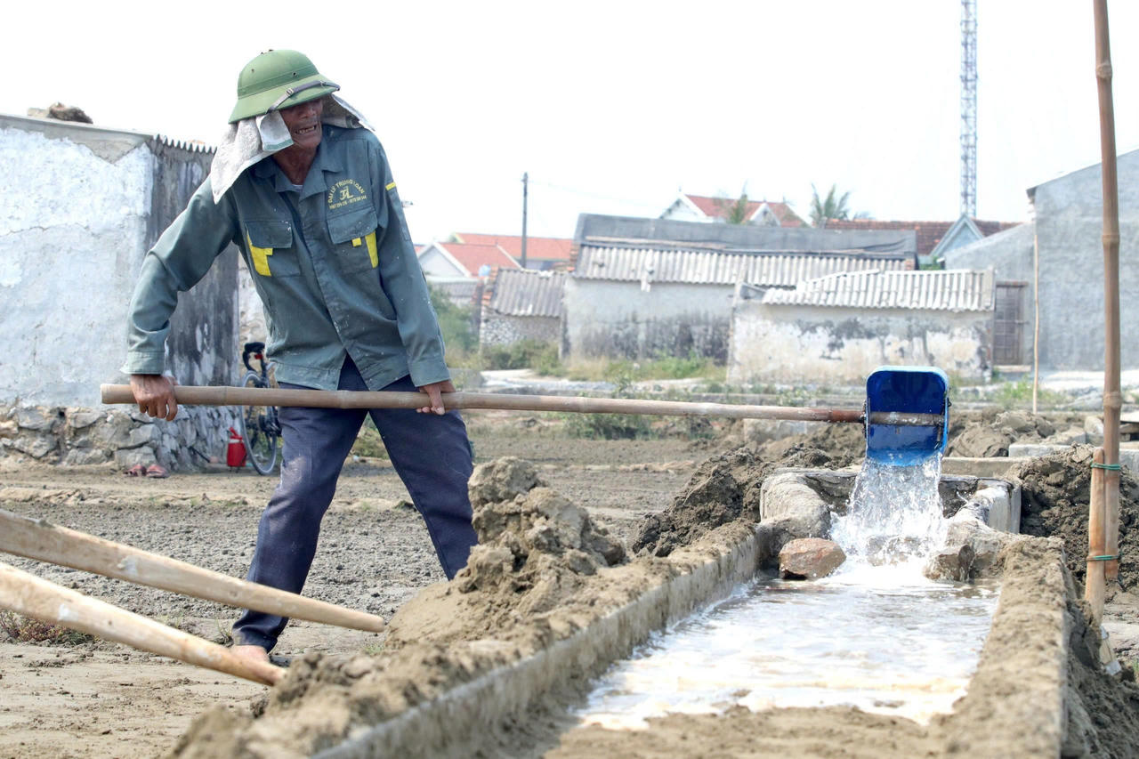 Để có được những hạt muối trắng tinh, lấp lánh dưới nắng, người diêm dân phải trải qua cả một quy trình lao động công phu