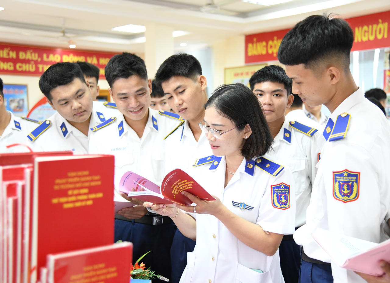 Cán bộ, chiến sĩ tham quan&nbsp;thi xếp sách nghệ thuật.