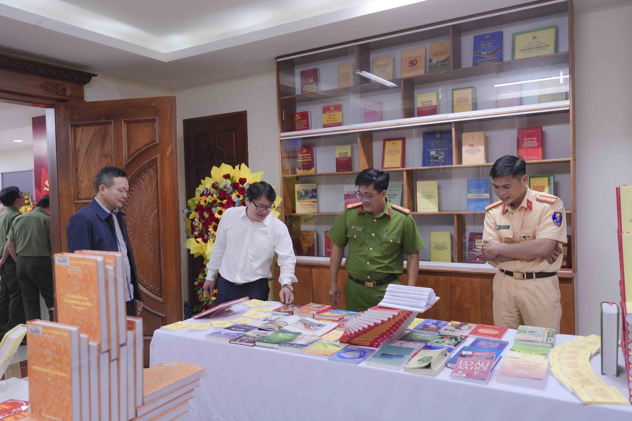 Các đại biểu tham quan khu trưng bày sách và thư viện Công an tỉnh Lâm Đồng.