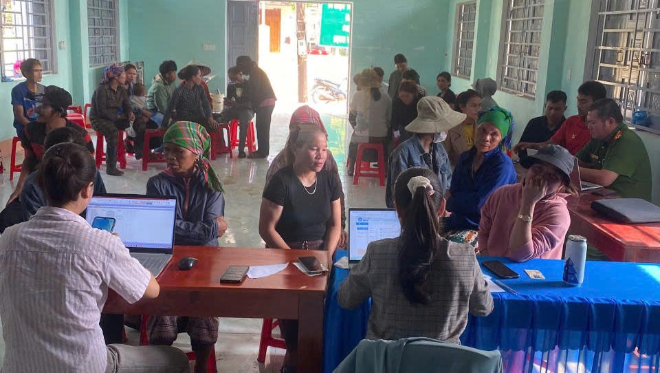 Công an xã Hướng Phùng (Quảng Trị) tăng tốc kích hoạt tài khoản an sinh xã hội cho người dân