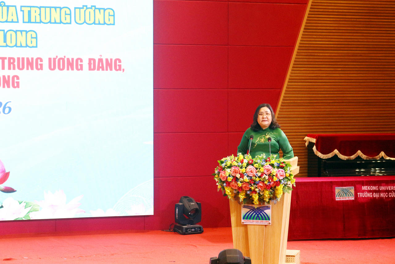 Bà Hồ Thị Hoàng Yến - Ủy viên BCH Trung ương Đảng, Phó Bí thư Thường trực Tỉnh ủy Vĩnh Long thông tin về định hướng phát triển tỉnh Vĩnh Long.