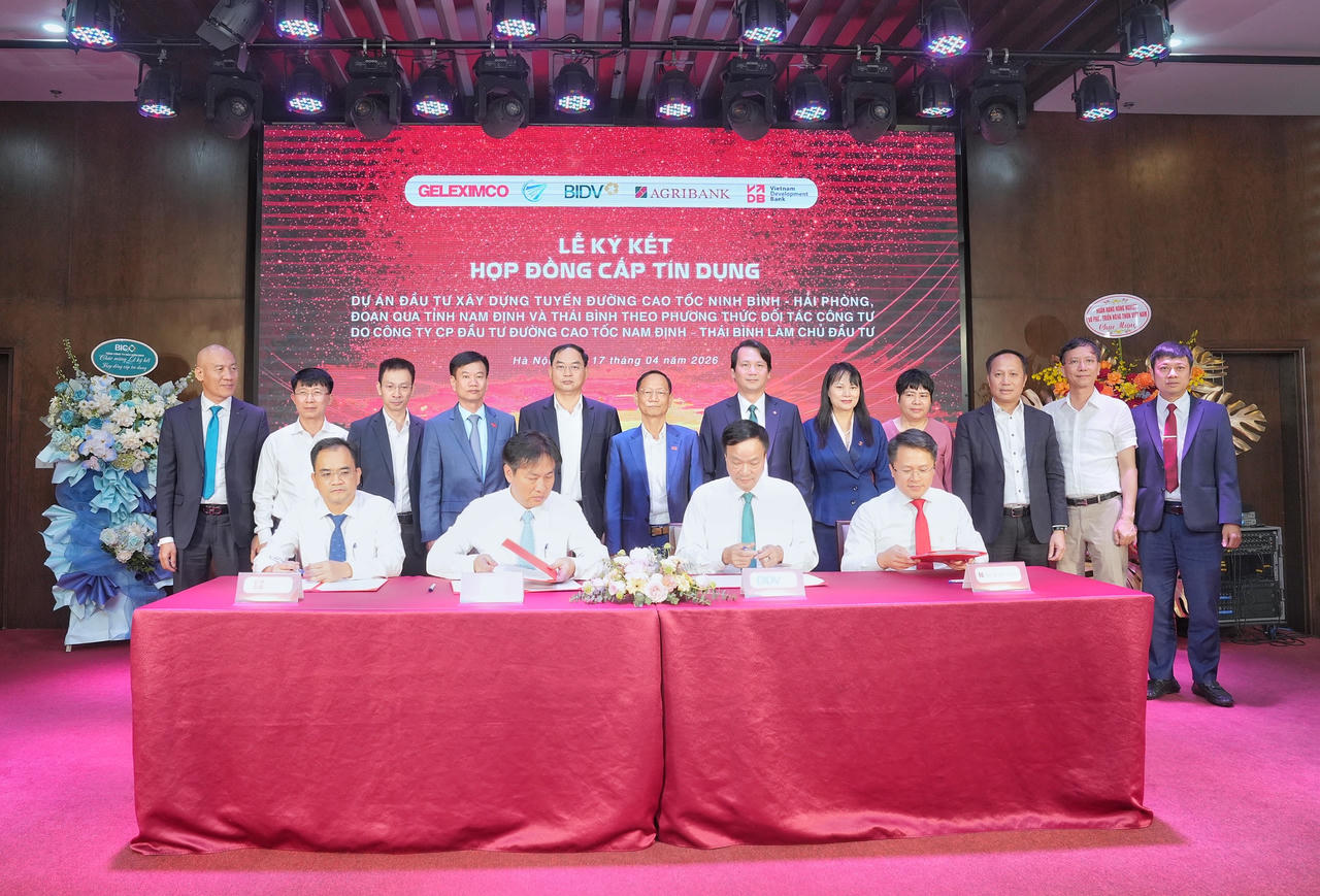 Đại diện các ngân hàng ký kết hợp đồng cấp tín dụng Dự án đầu tư xây dựng cao tốc Ninh Bình - Hải Phòng.