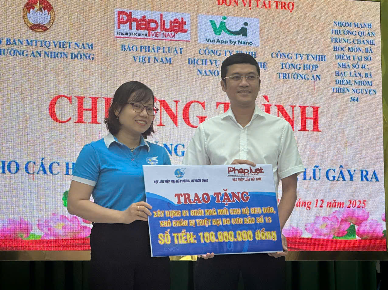 Phó Bí thư Đảng uỷ, Phó Tổng biên tập Báo PLVN Hà Ánh Bình và đại diện&nbsp;Hội liên hiệp phụ nữ phường An Nhơn Đông cùng các đơn vị đồng hành chung tay hỗ trợ xây tặng ông Phan Xuân Hùng.