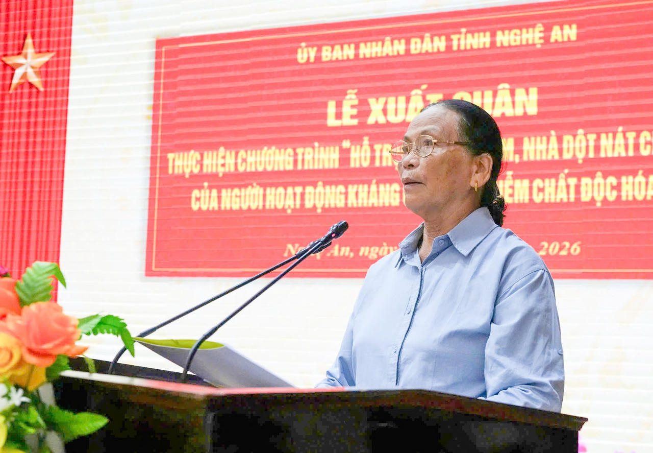 Bà Nguyễn Thị Hòa - đại diện đối tượng được hỗ trợ thuộc xã Hưng Nguyên, tỉnh Nghệ An phát biểu tại chương trình. (Ảnh: T.L)