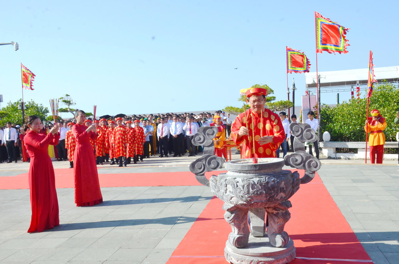 Ông Nguyễn Hồ Hải - Ủy viên Ban Chấp hành Trung ương Đảng, Bí thư Tỉnh ủy Cà Mau thực hiện nghi thức dâng hương khai lễ.