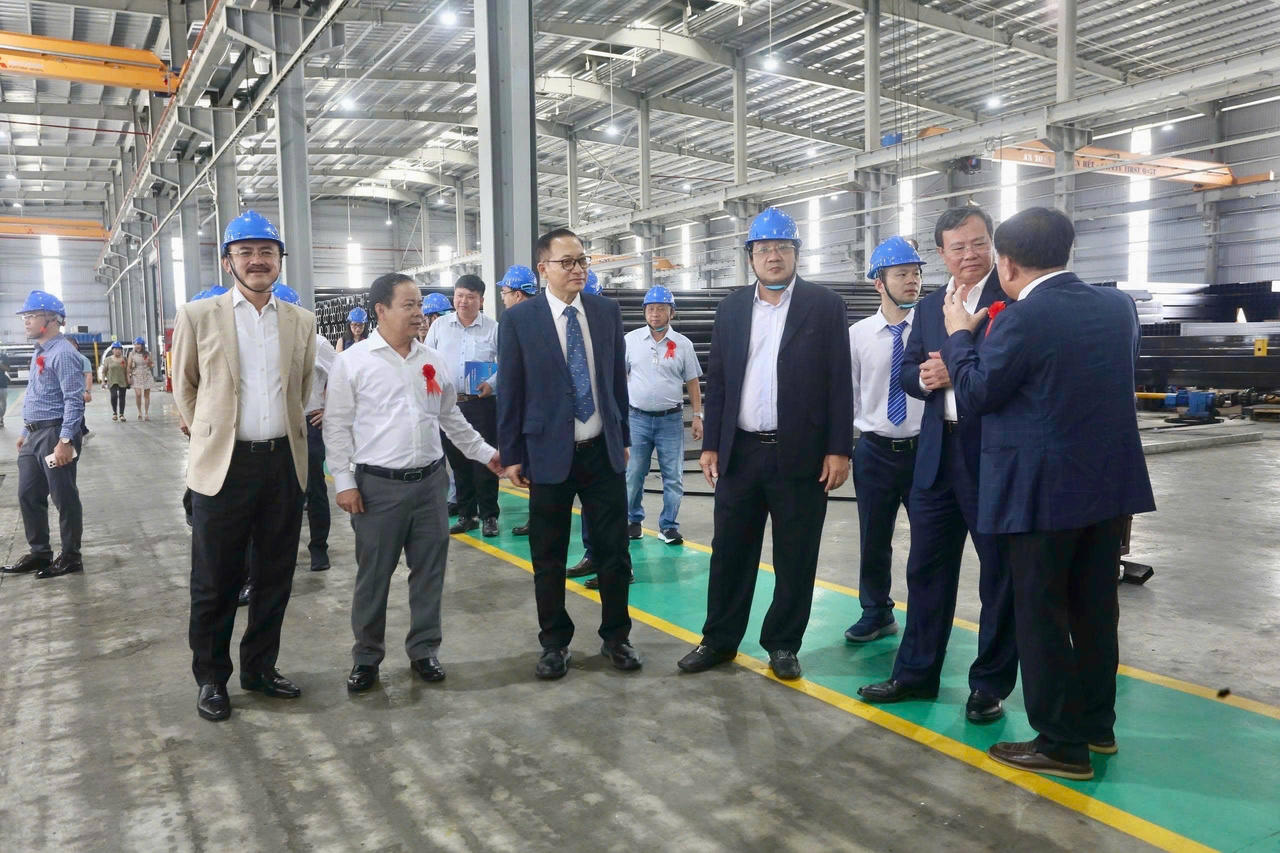 Lãnh đạo tỉnh Tây Ninh tham quan nhà máy sản xuất, kinh doanh sản phẩm thép Hòa Phát Long An.