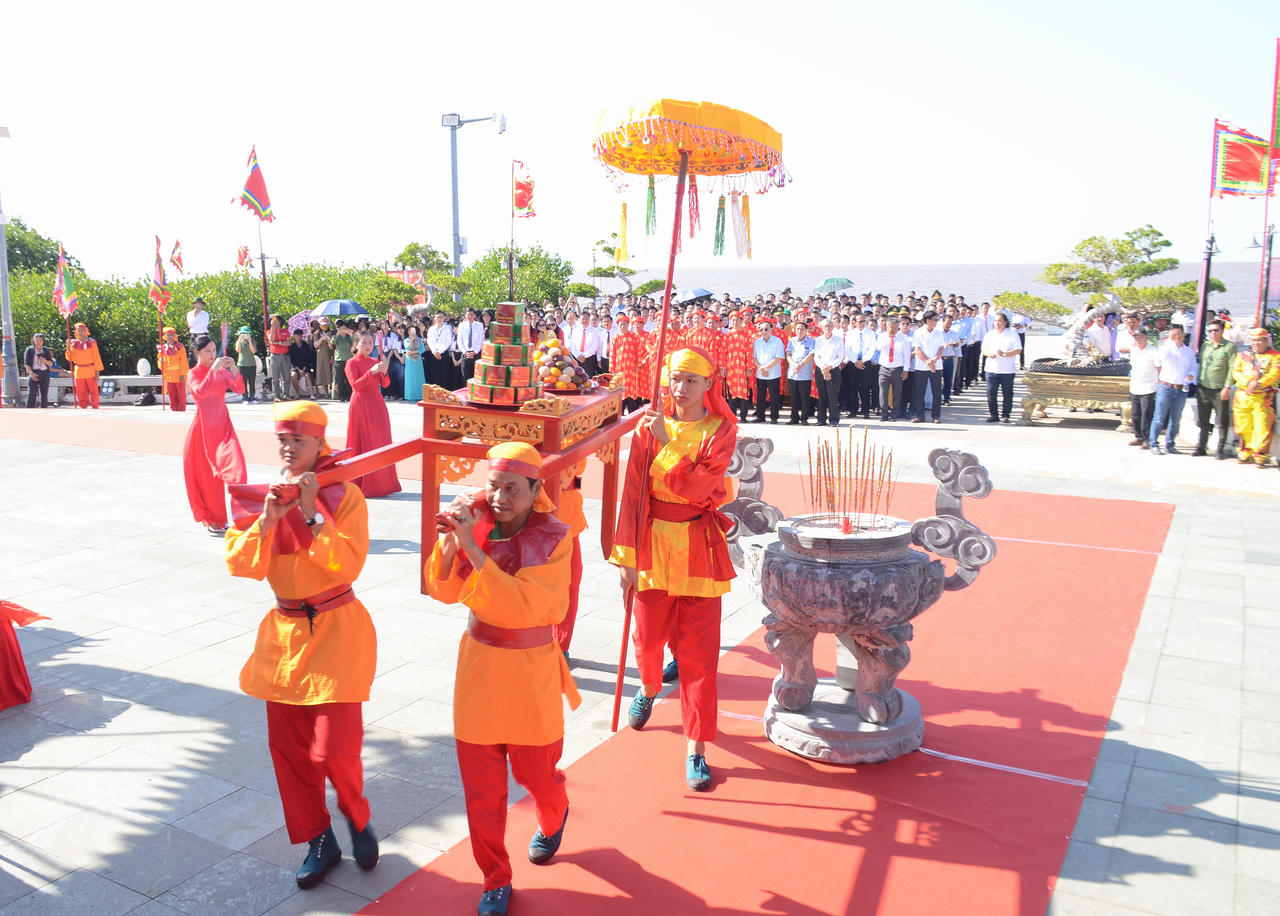 Tỉnh Cà Mau và TP Hà Nội tri ân dâng lễ vật Đền thờ Đức Quốc Tổ Lạc Long Quân.