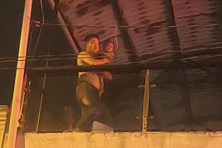 Bộ trưởng Bộ Công an gửi thư biểu dương đại úy lao vào đám cháy cứu cháu bé ở TP HCM