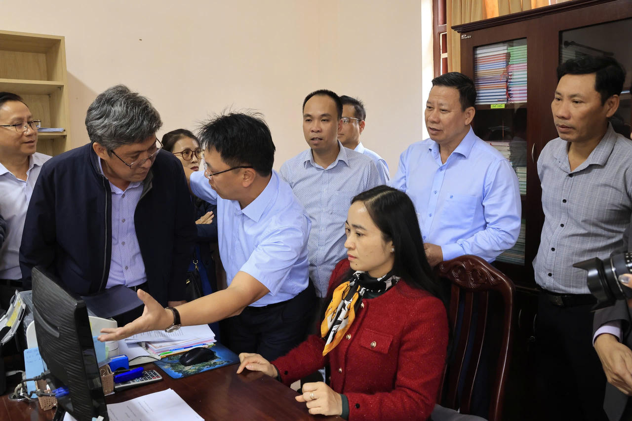 Đoàn công tác Bộ Tư pháp do Thứ trưởng Nguyễn Thanh Ngọc dẫn đầu kiểm tra quy trình thực hiện thủ tục về hộ tịch. (Ảnh: H.L)