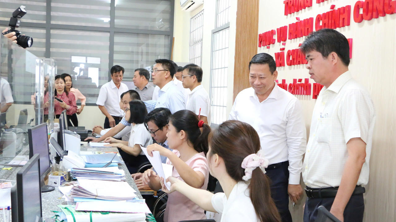 Đoàn công tác Bộ Tư pháp kiểm tra công tác hộ tịch tại Trung tâm Phục vụ hành chính công xã Châu Thành, tỉnh Tây Ninh. (Ảnh: H.L)