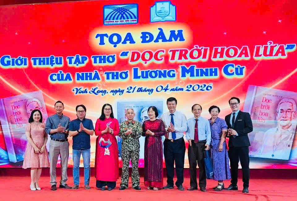 Các đại biểu chụp hình lưu niệm