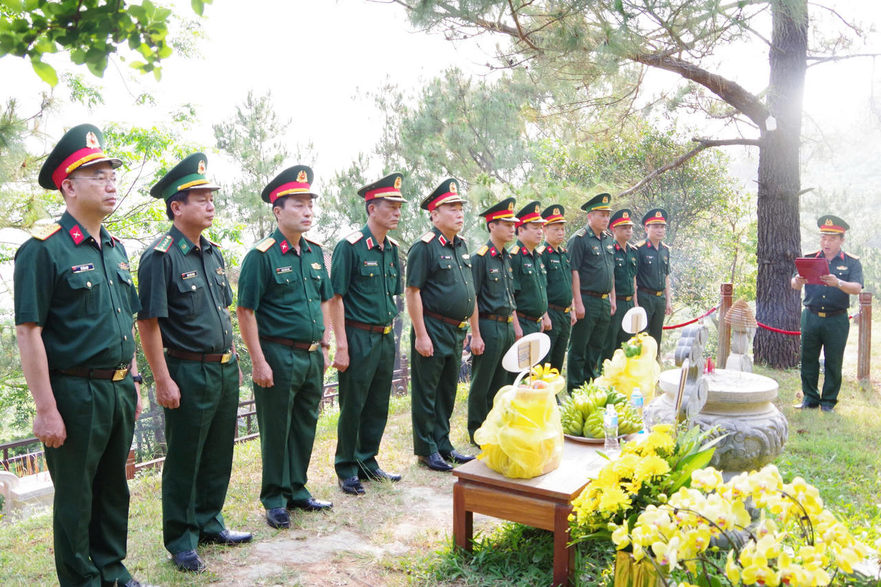 Đoàn công tác Quân ủy Trung ương, Bộ Quốc phòng dâng hoa, tri ân Đại tướng Võ Nguyên Giáp.
