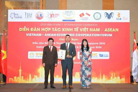 Ông Phạm Văn Lâm - Tổng giám đốc Công ty Cổ phần tư vấn đầu tư T&L nhận giải thưởng (ảnh BTC).