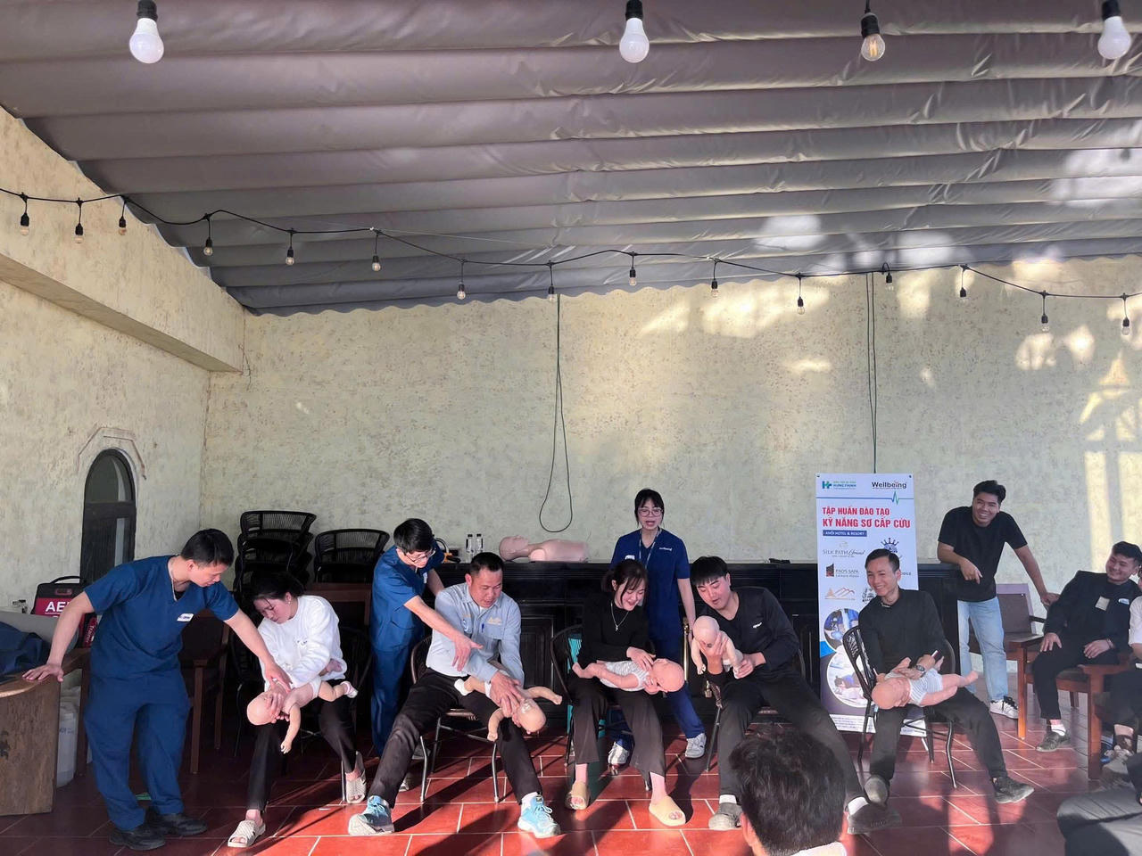 Khách sạn Châu Long Sapa đã chú trọng đào tạo đội ngũ nhân viên theo các chương trình chuyên sâu về sơ cấp cứu và chăm sóc sức khỏe ban đầu.