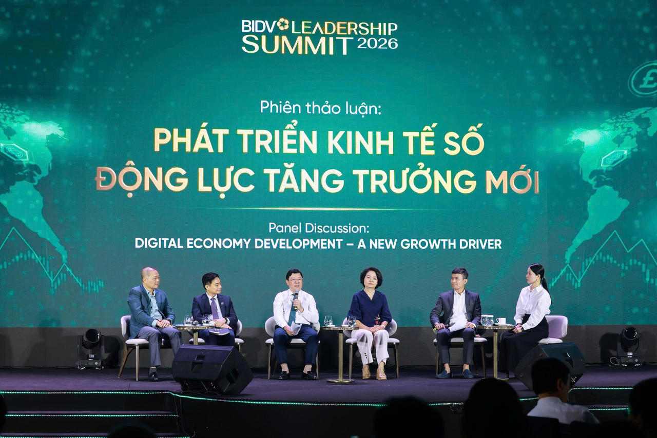 Đại diện các chuyên gia, lãnh đạo ngân hàng trao đổi tại Hội thảo