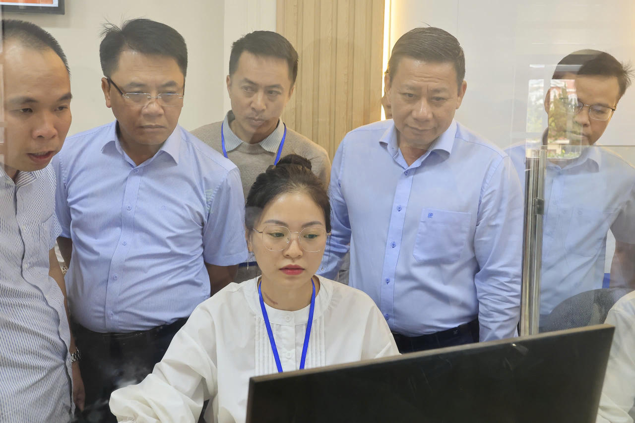 Đoàn công tác Bộ Tư pháp khảo sát cán bộ tư pháp - hộ tịch thao tác nghiệp vụ trên máy tính. (Ảnh: H.L)